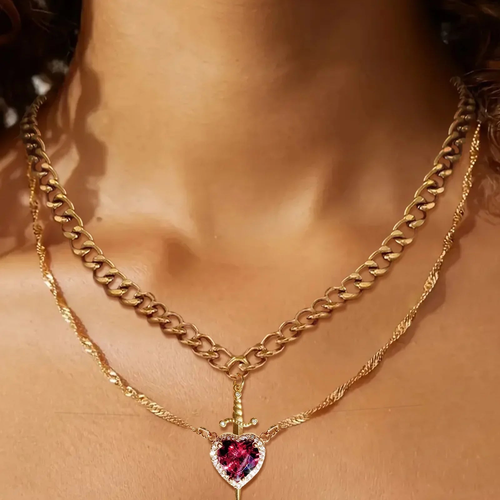 Colar Coração & Espada – Conjunto Casal Banhado a Ouro/Prata 💖⚔️