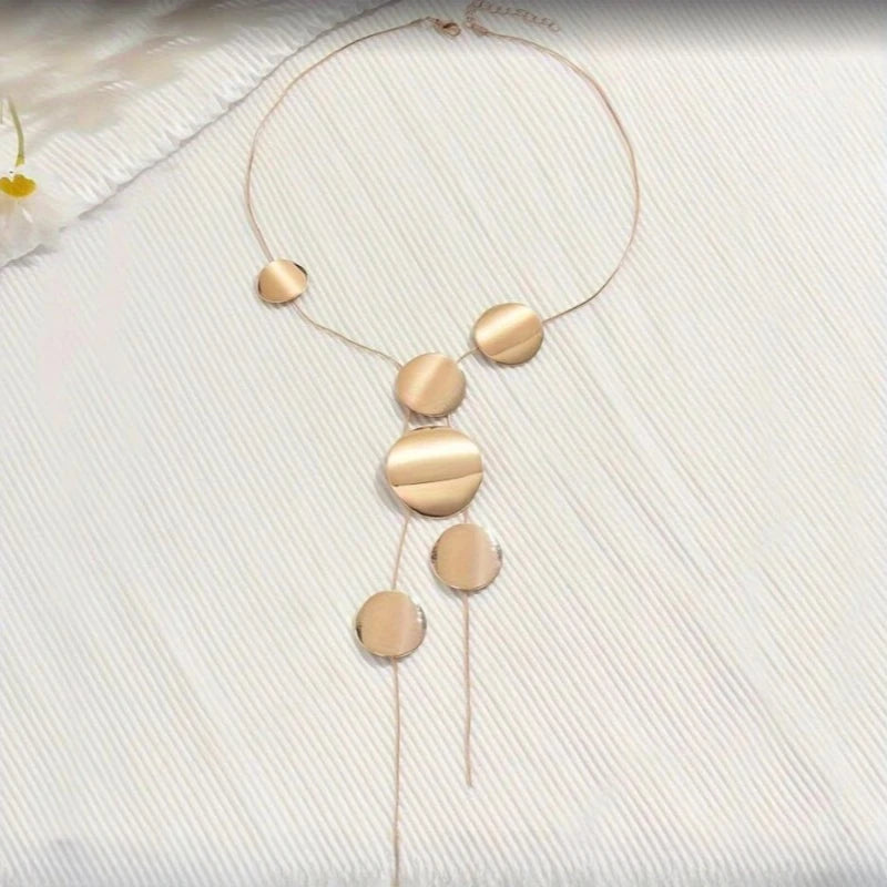 Colar Longo com Peça Redonda: Sofisticação e Personalidade em Cada Detalhe