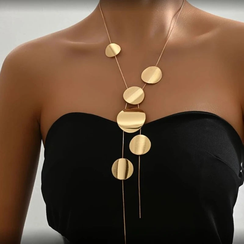 Colar Longo com Peça Redonda: Sofisticação e Personalidade em Cada Detalhe